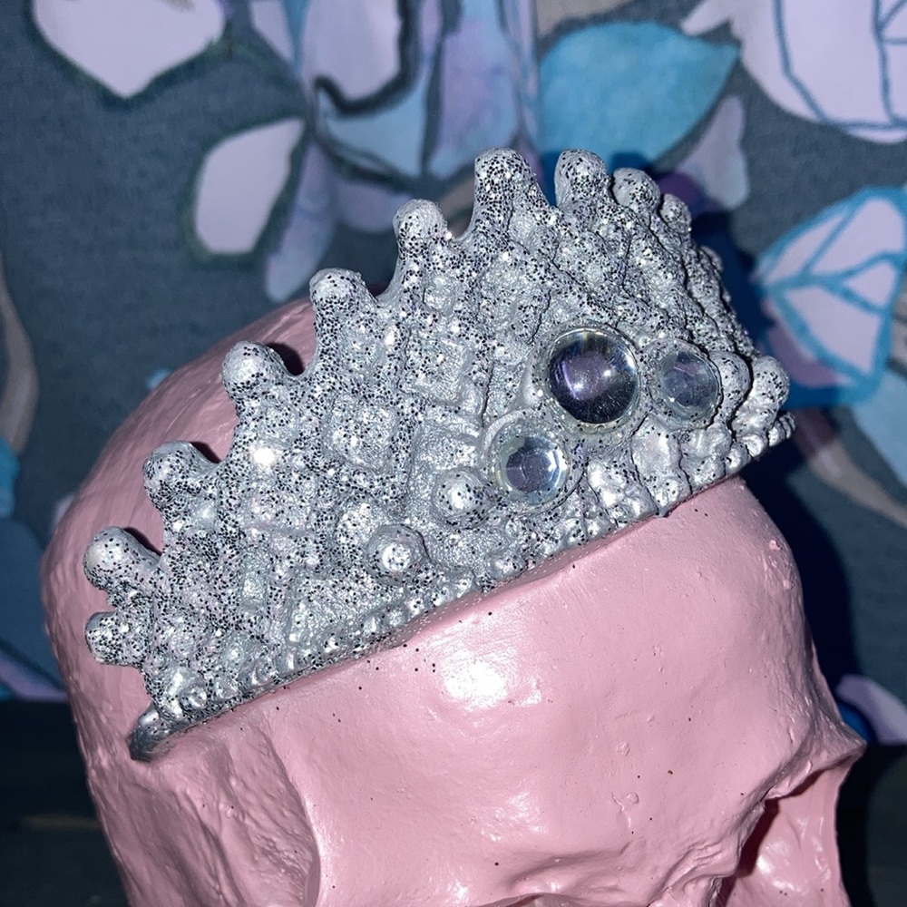 Halloween decorative Skull Sculpture Silver sparkle Crown bubblegum pink goth - Picture 3 of 16